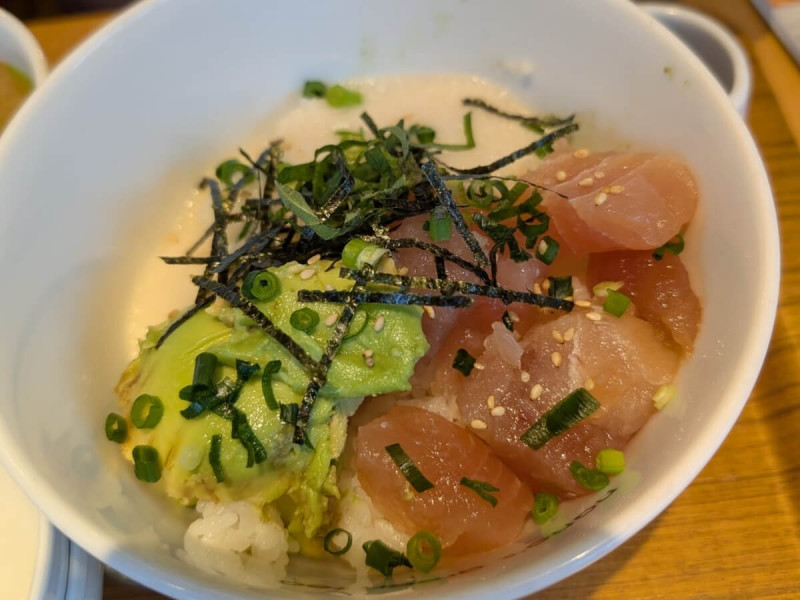 Miska donburi se syrovým tuňákem, avokádem, nori, jarní cibulkou a sezamem.