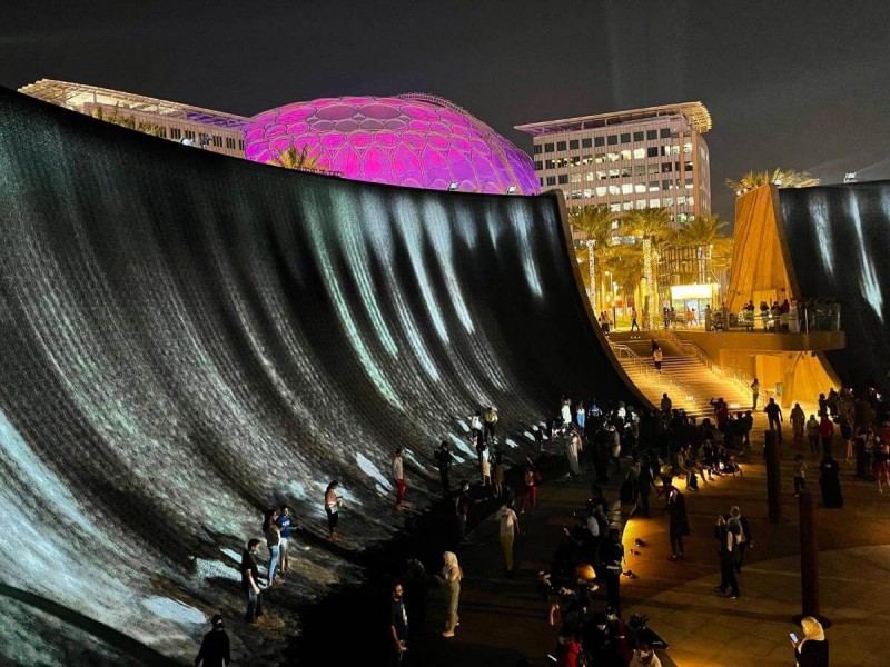 Vodní atrakce Water Feature na Expo Dubai 2020 v noci.