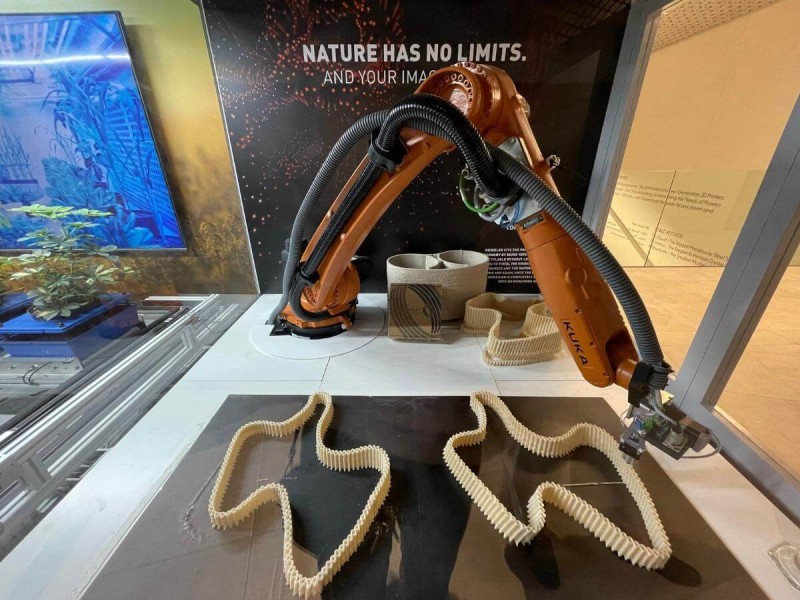 Robot Kuka v českém pavilonu na Expo Dubaj 2020.