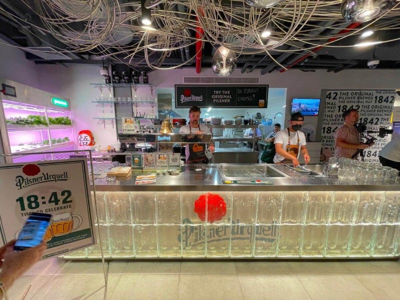 Česká restaurace s točeným pivem Pilsner Urquell na Expo Dubaj 2020.