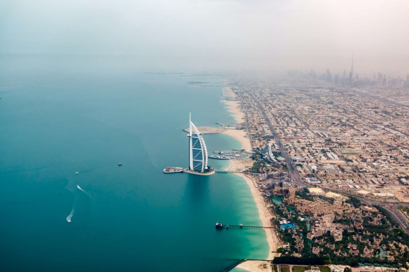 Pláž Jumeirah a známý mrakodrap Burj al Arab.