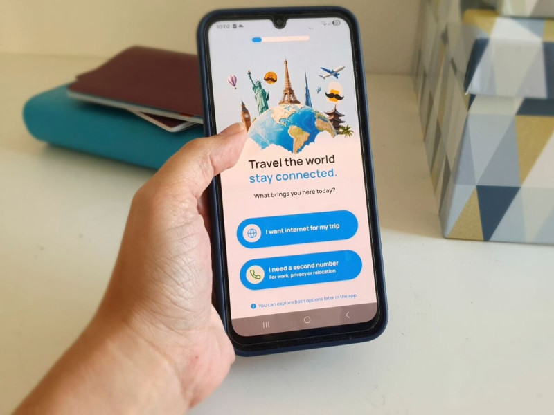 Mobilní telefon s aplikací pro výběr internetového připojení na cestách.