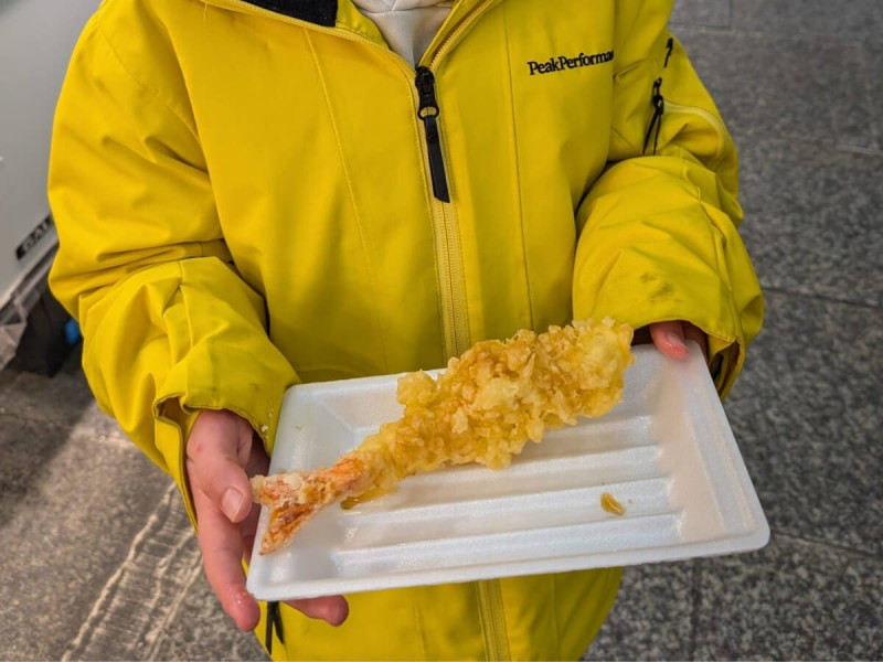 Velká tempurovaná kreveta (ebi tempura) na tácku.