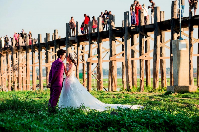 Svatební focení u teakového mostu v Barmě.