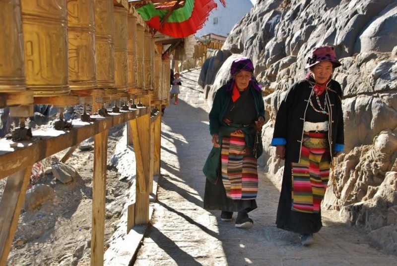 Místní ženy na procházce v Tibetu.