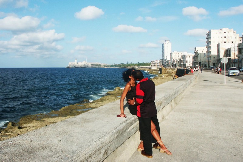 Líbající se pár v Havaně na Maleconu.