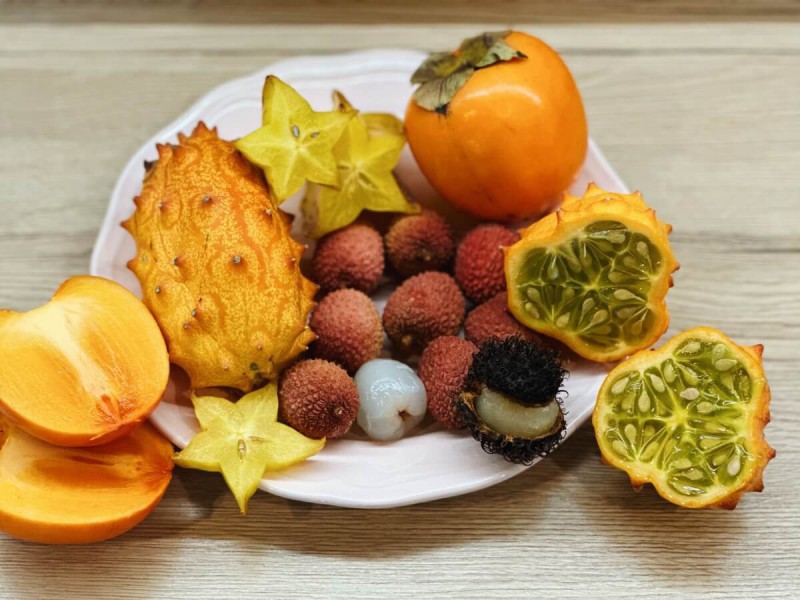 Exotické ovoce položené na talíři.
