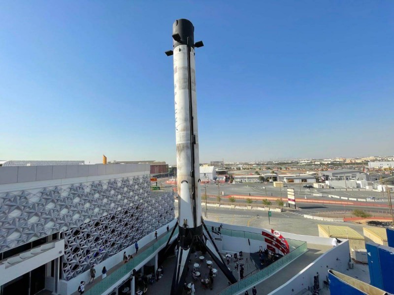 Reprodukce rakety SpaceX před pavilonom USA na Expo Dubaj 2020.