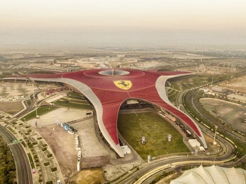 Pohled shora na obrovský zábavní park Ferrari World v Abu Dhabi.