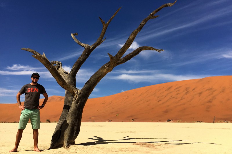 SEN průvodce v Deadvlei u siluety mrtvé akácie. 