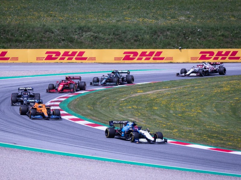 Šest formulí v zatáčce během závodu F1.