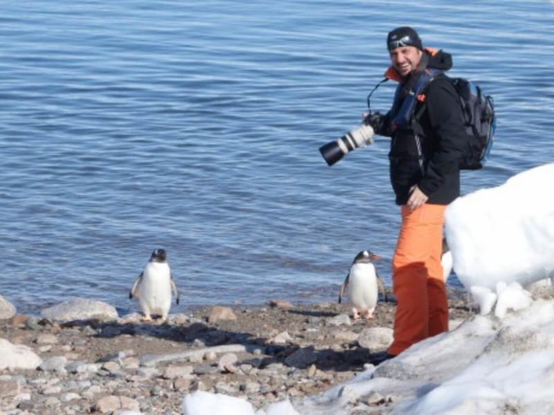 Průvodce CK SEN s tučňáky na Antarktidě.
