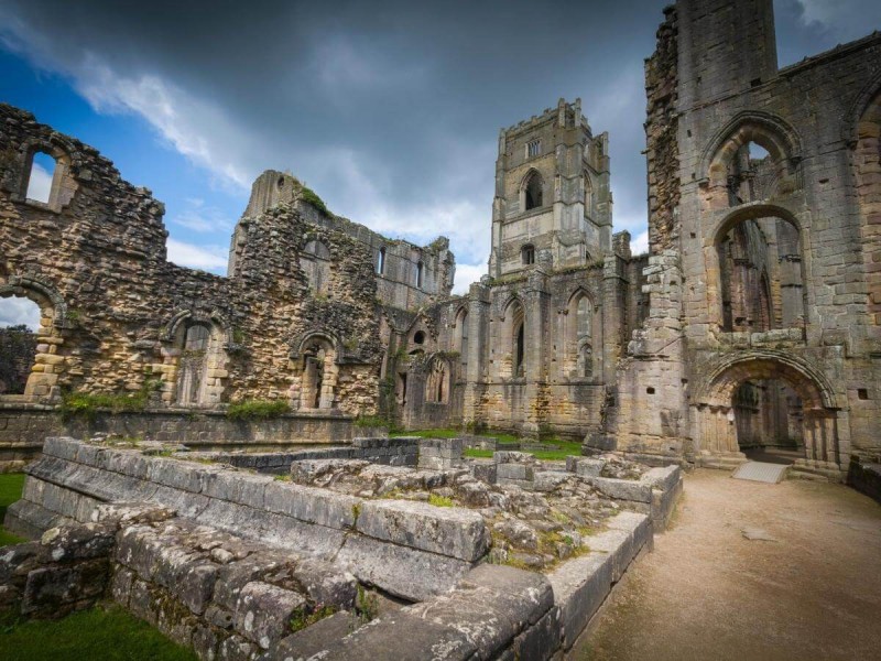 Zchátralý chrám Fountains v Abbey.