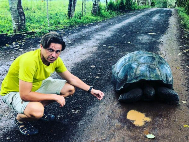 Průvodce CK SEN se želvou na Galapágách.