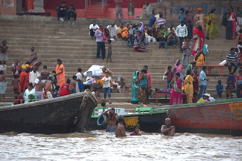 Modlení u řeky Ganga.