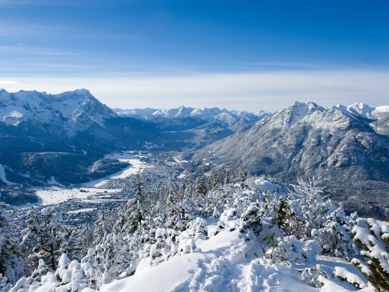 Zasněžené hory v Garmisch-Partenkirchen.