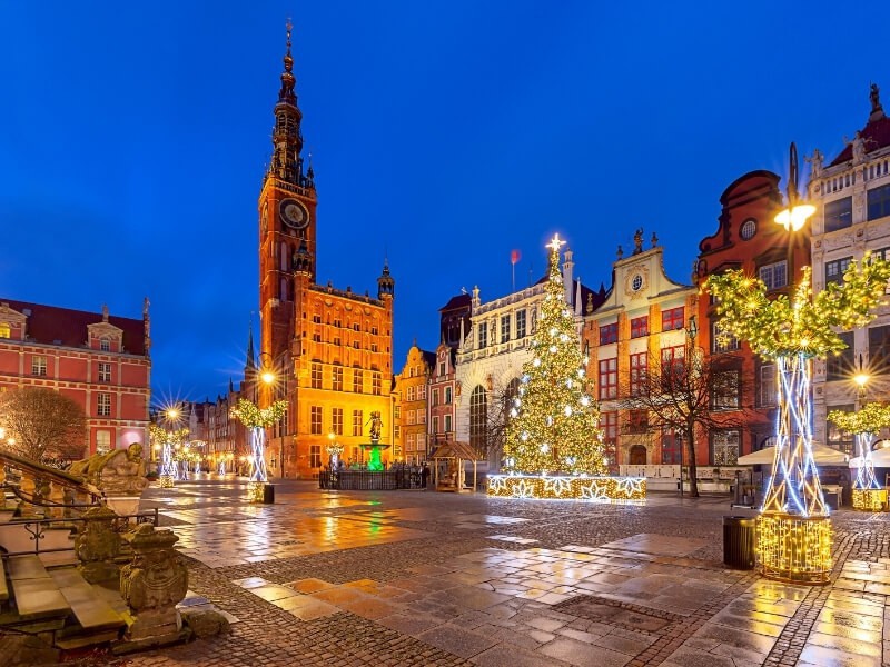 Náměstí s vánoční výzdobou v Gdaňsku.