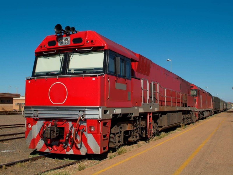 Červený osobní vlak Ghan.