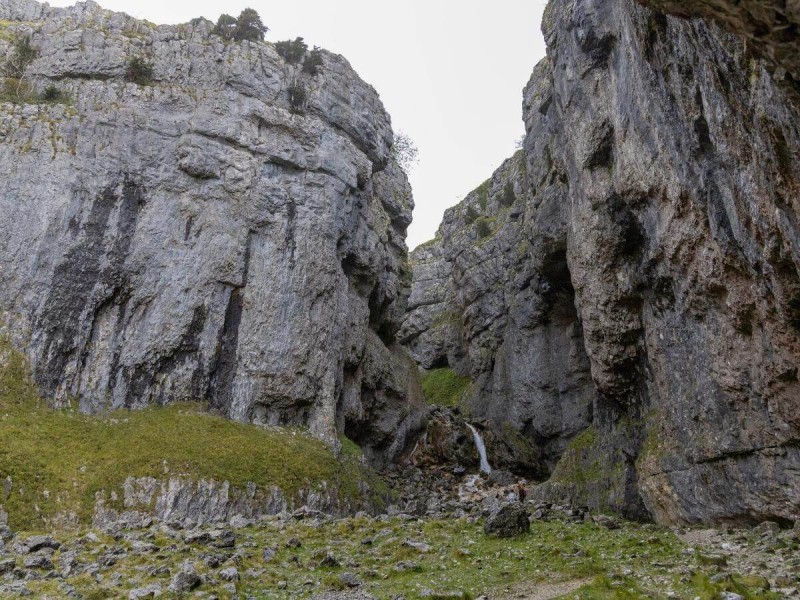 Malý vodopád mezi skalami v Gordale Scar.