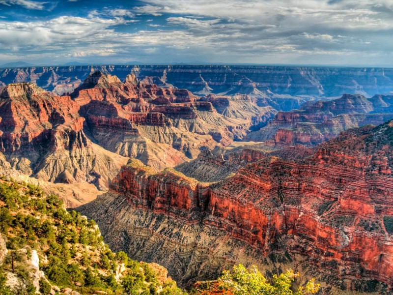 Barevné skalní útvary v Grand Canyon.