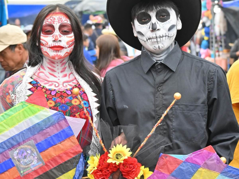 Guatemalci s barevnými draky na tradiční oslavě Dne mrtvých v Sumpangu.