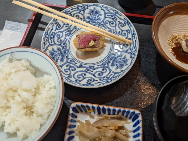 Gyukatsu s rýží a omáčkou tentsuyu.