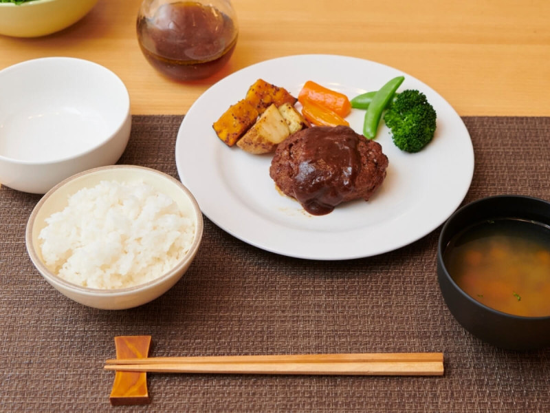 Hambagu don s rýží a zeleninovou přílohou.