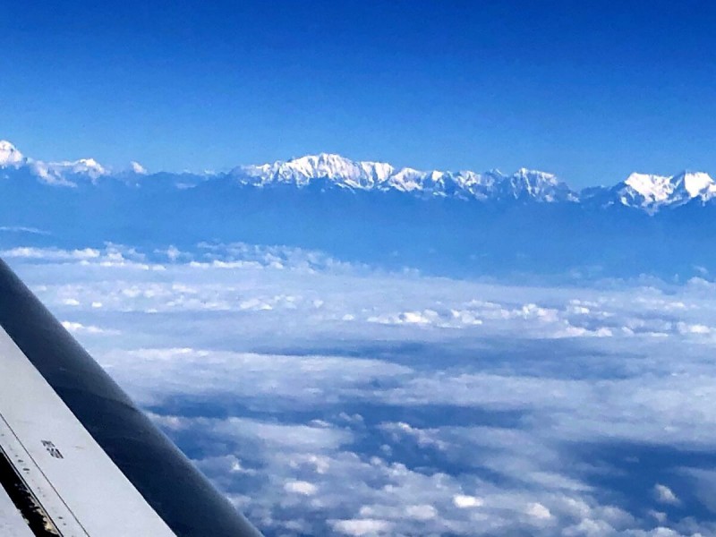 Výhled na Himaláje z letadla.