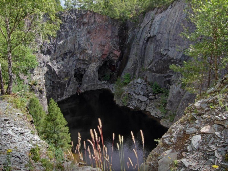 Skalnaté údolí s jezerem Hodge Close Quarry.