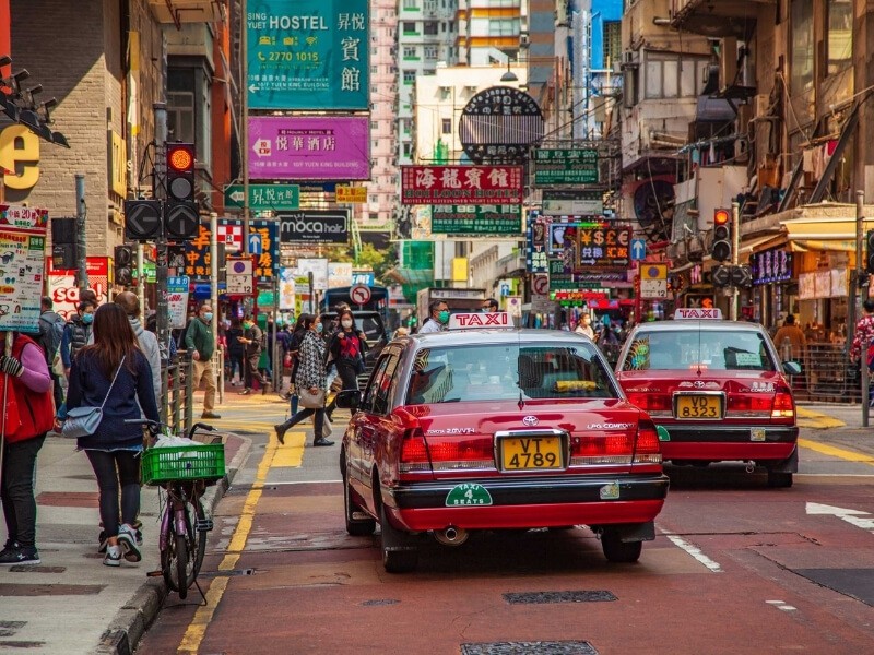 Ulice a taxíky v Hong Kongu.