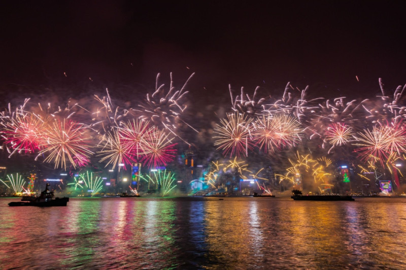 Panorama Hongkongu a dechberoucí silvestrovská show. 