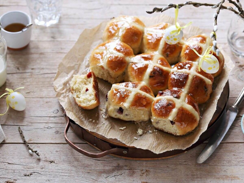 Velikonoční buchty Hot cross buns s cukrovou polevou ve tvaru kříže.