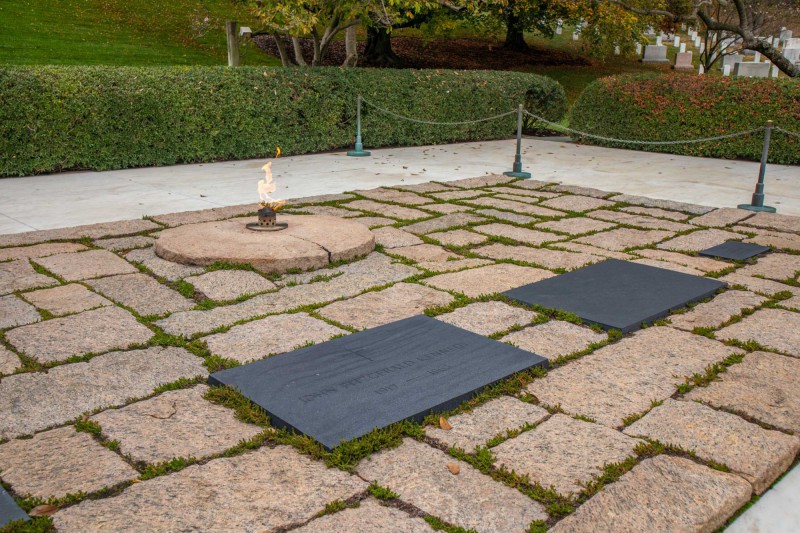 Hrob JFK s věčným plamenem na Arlingtonském národním hřbitově