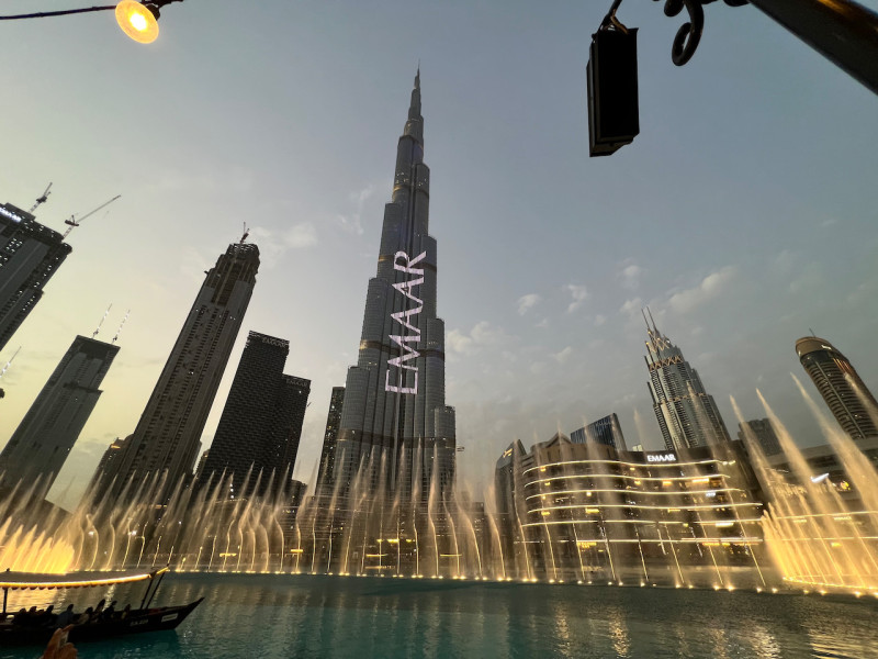 Světelná show dubajské fontány přímo pod nejvyšší budou světa Burj Khalifa.