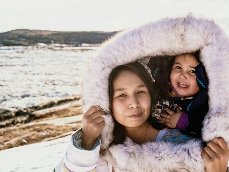 Inuité – žena s dítětem na ostrově Baffin v Kanadě.