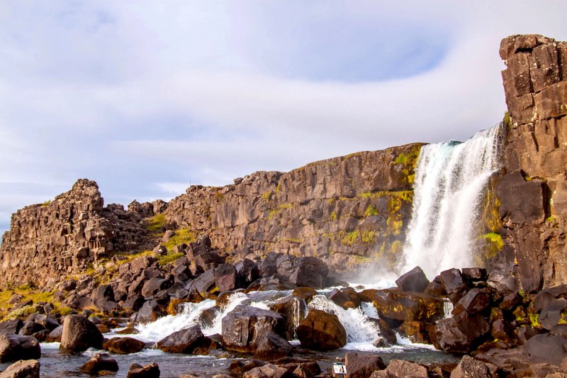 Öxarárfoss - vodopád padající z čedičových stěn. 