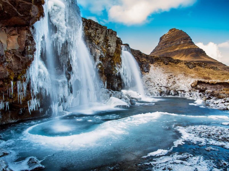 Zamrzlý vodopád na Islandu.
