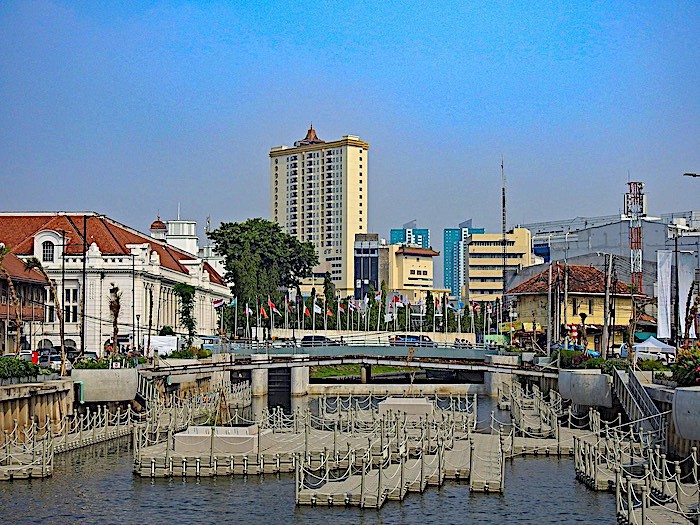  Kanál v Jakartě.