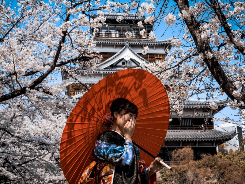 Žena s tradičním deštníkem v Japonsku