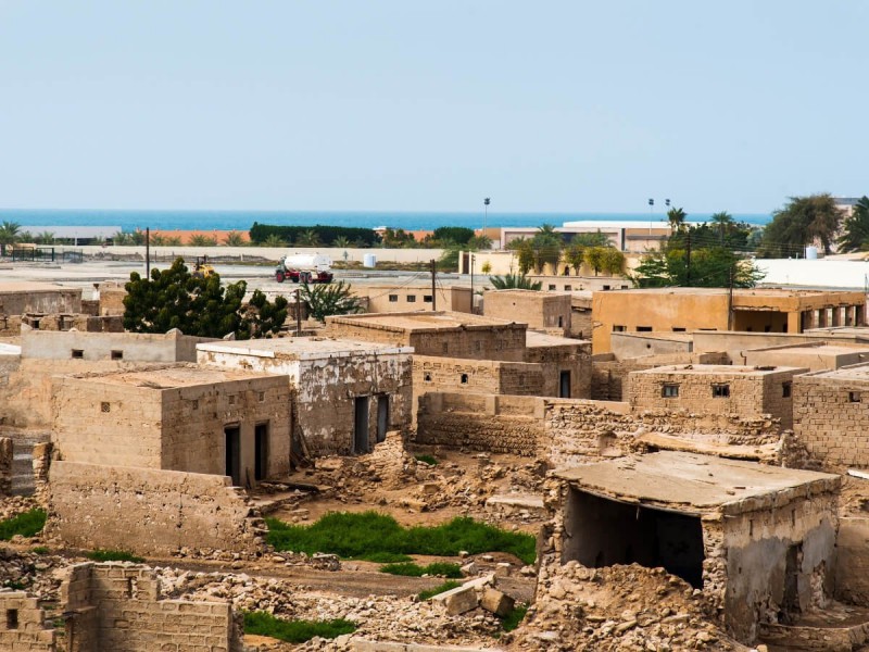 Opuštěné hliněné domy ve městě Jaziri Al Hamra.