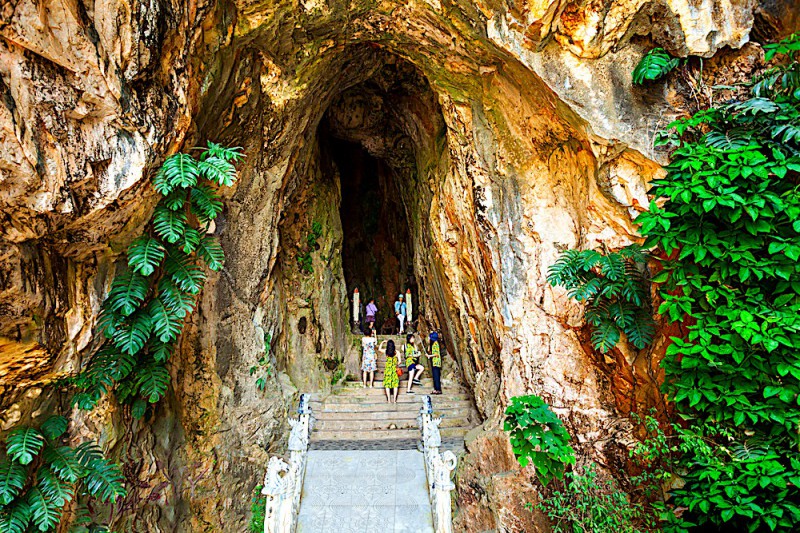 Jeskyně a svatyně v Mramorových horách.
