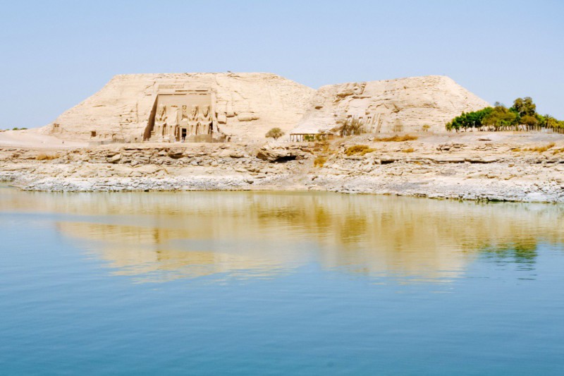Pohled na Abú Simbel od jezera.