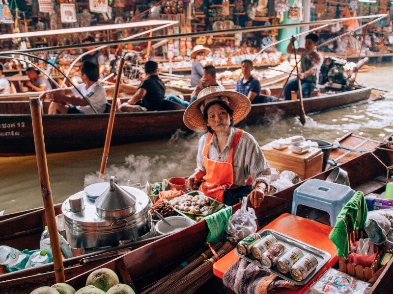 Plovoucí trhy na okraji města Bangkok Klong Lad Mayom.