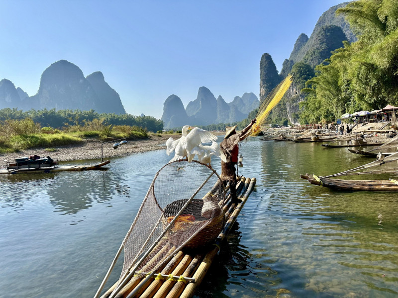 Plavba po řece Li kolem vápencových skal má ohromné kouzlo. 