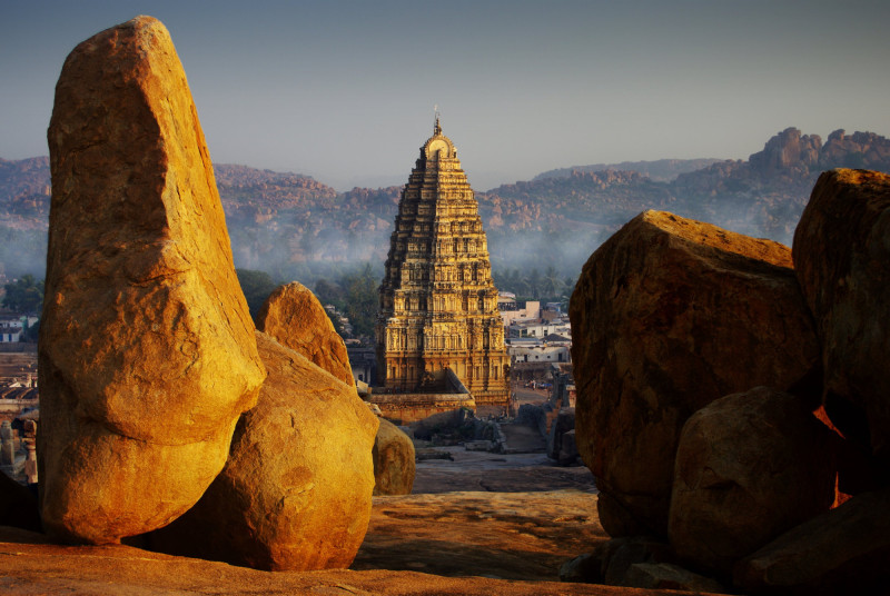 Historické ruiny Hampi v jižní Indii – chrámy, paláce a skalní scenérie UNESCO.
