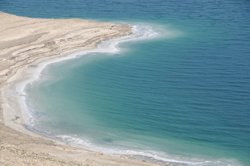 Tyrkysová voda Mrtvého moře.