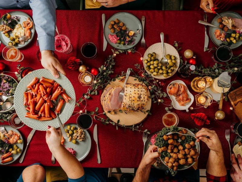Plný stůl vánočního jídla julbord ve Švédsku.