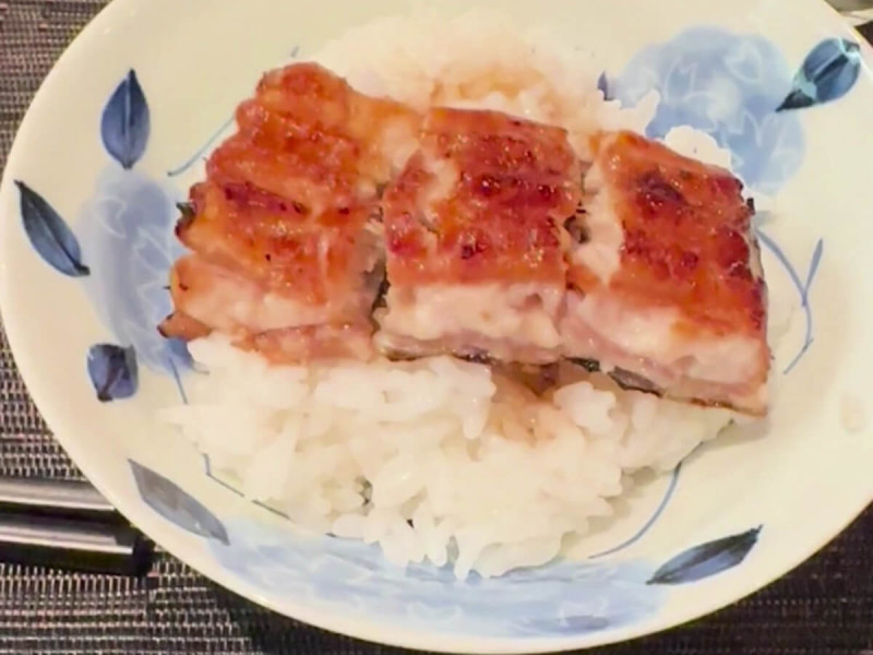 Kabayaki z úhoře s rýží.