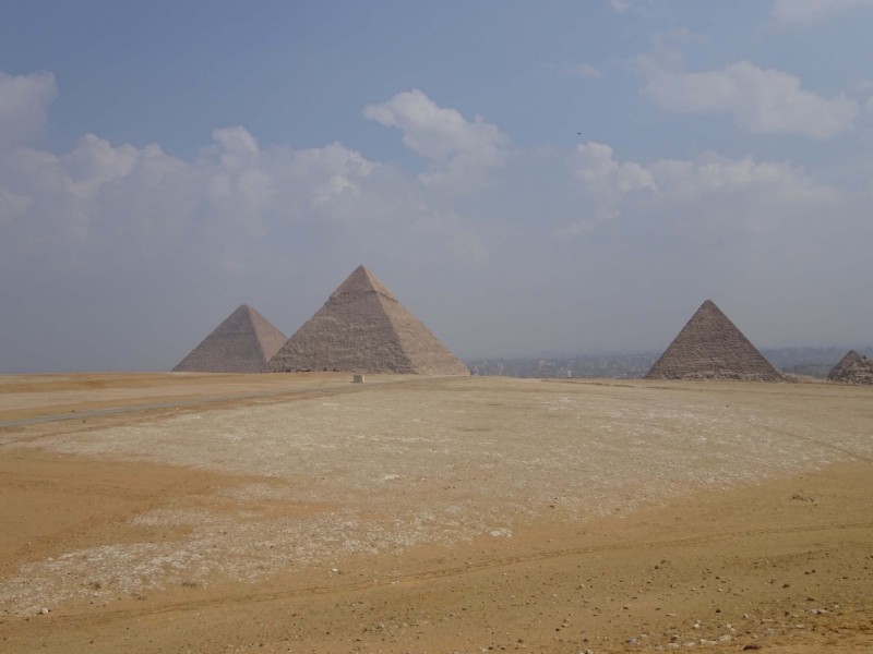 Pohled na pyramidy a město Káhira