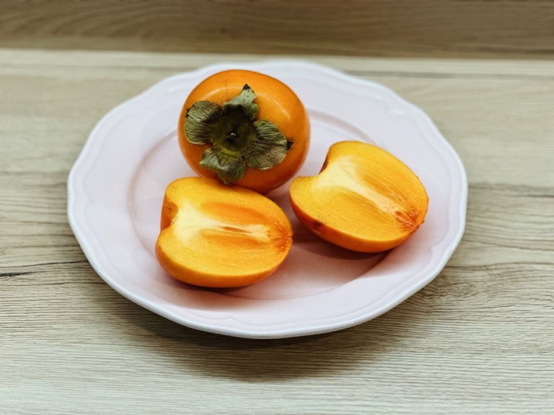Oranžové překrojené ovoce kaki.